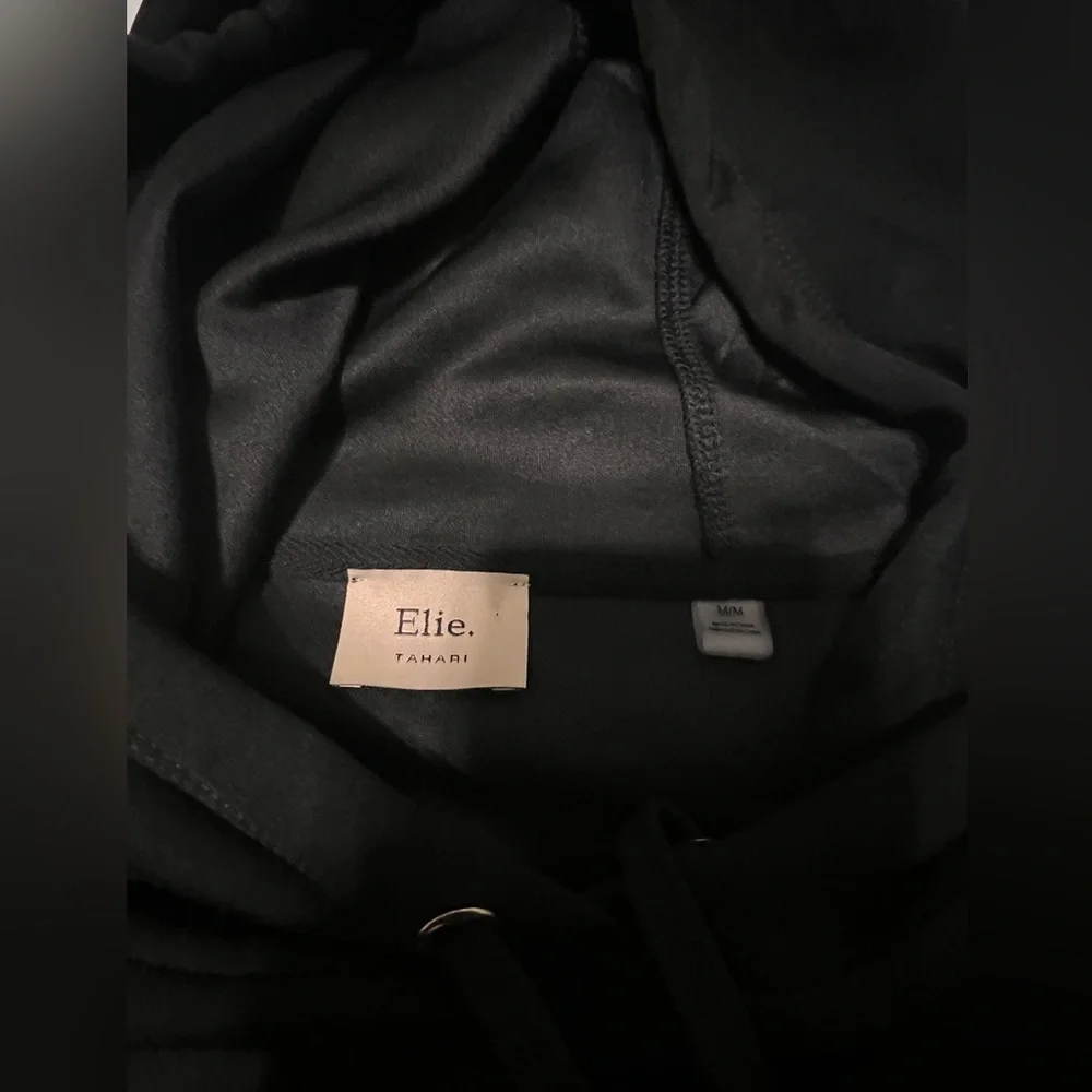 Elite Tahari Woman Black Pullover Hoodie Medium Soft, Casual, Oversized - Picture 3 of 7